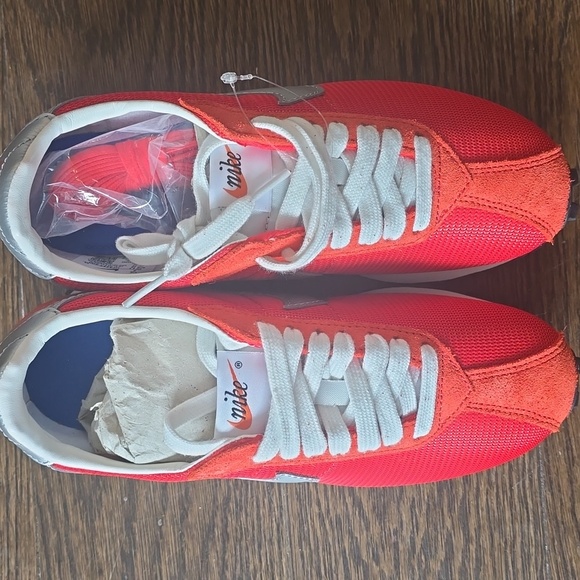 Nike LD-1000 Red & Silver Women's Shoes, Retail Price $105.00 USD - Picture 15 of 16